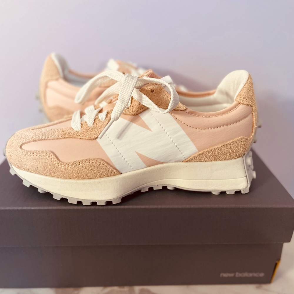 New Balance Women's Sneakers in Peach and Cream